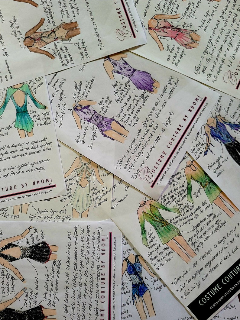 Puede incluir: Una colecci&oacute;n de bocetos para trajes de baile, que presentan diferentes estilos y dise&ntilde;os. Los bocetos est&aacute;n dibujados a l&aacute;piz y coloreados con marcadores. Los bocetos incluyen detalles sobre la tela, el adorno y los diamantes de imitaci&oacute;n utilizados en cada traje. El texto en los bocetos incluye la frase "Costume Couture by Naomi".