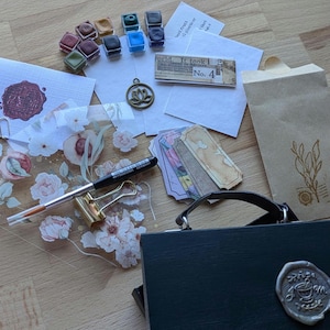 Kit de equipaje vintage en verde oscuro inspirado en diario de arte hecho a mano y amigos por correspondencia