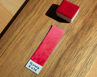 Pintura de acuarela hecha a mano con quinacridona color rosa