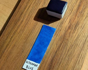 Pintura de acuarela hecha a mano en azul ultramar