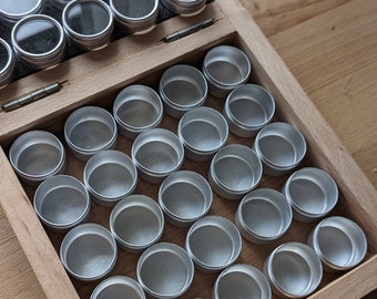 Op maat gemaakt palet van 25 ronde pannen in prachtige handgemaakte houten kist