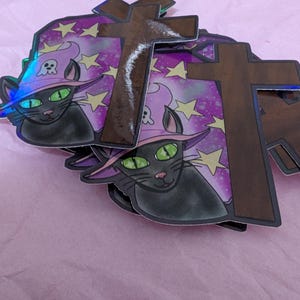 Sticker holographique chat sorcière dessin animé