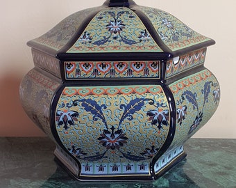 Vaso in porcellana con coperchio esagonale,.decoro stile cinese.