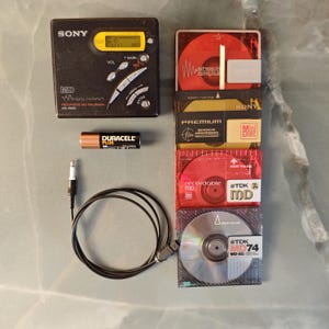 Rare Sony Minidisc MZ-R37 player recorder with accessories - 5 MD collectionable