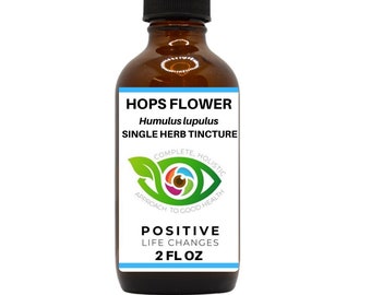 Op de afbeelding: Een bruine glazen fles met een druppelaar, met het label "HOPS FLOWER Humulus lupulus SINGLE HERB TINCTURE". Het label heeft ook een groen bladerenontwerp en de tekst "COMPLETE, HOLISTIC APPROACH TO GOOD HEALTH POSITIVE LIFE CHANGES 2 FL OZ".