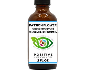 Op de afbeelding: Een bruine glazen fles met een zwarte druppelkap, met het opschrift "PASSION FLOWER" en "SINGLE HERB TINCTURE". Het etiket bevat ook de tekst "POSITIVE LIFE CHANGES" en is 59 ml.