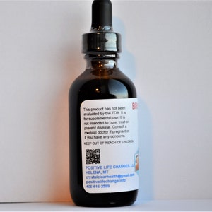 K&ouml;nnte beinhalten: Eine braune Glasflasche mit Tropfer und einem wei&szlig;en Etikett. Das Etikett enth&auml;lt schwarzen Text, der lautet: "Dieses Produkt wurde nicht von der FDA bewertet. Es ist f&uuml;r die erg&auml;nzende Verwendung bestimmt. Es ist nicht dazu bestimmt, Krankheiten zu heilen, zu behandeln oder zu verhindern. Konsultieren Sie einen Arzt, wenn Sie schwanger sind oder Bedenken haben. AUSSERHALB DER REICHWEITE VON KINDERN AUFBEWAHREN" und einen QR-Code. Das Etikett enth&auml;lt auch den Text "POSITIVE LIFE CHANGES, LLC HELENA, MT crystalclearhealth@gmail.com positivelifechange.info 406-616-2599".