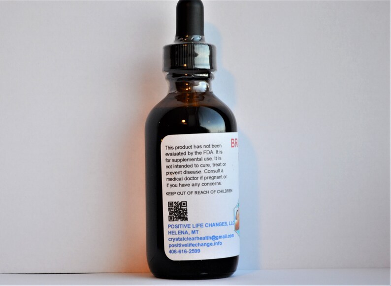 K&ouml;nnte beinhalten: Eine braune Glasflasche mit Tropfer und einem wei&szlig;en Etikett. Das Etikett enth&auml;lt schwarzen Text, der lautet: "Dieses Produkt wurde nicht von der FDA bewertet. Es ist f&uuml;r die erg&auml;nzende Verwendung bestimmt. Es ist nicht dazu bestimmt, Krankheiten zu heilen, zu behandeln oder zu verhindern. Konsultieren Sie einen Arzt, wenn Sie schwanger sind oder Bedenken haben. AUSSERHALB DER REICHWEITE VON KINDERN AUFBEWAHREN" und einen QR-Code. Das Etikett enth&auml;lt auch den Text "POSITIVE LIFE CHANGES, LLC HELENA, MT crystalclearhealth@gmail.com positivelifechange.info 406-616-2599".