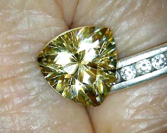 10 x 10 mm Trillion, 5.55 ct minimum, Strontium Titanate Diamond simulate, loose stone for your dazzling Jewelry piece