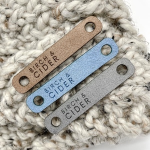 Etichette sottili MINI ULTRASUEDE // 0,5" x 2,5" // Etichette senza cuciture // Rivetto a vite Chicago // Etichette aziendali per cappelli // Etichetta all'uncinetto // Maglieria