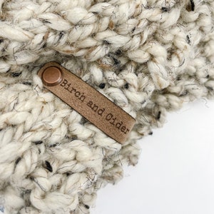 MAX ULTRASUEDE Skinny Tags // 0,5” x 4” //Etichette personalizzate senza cuciture // Etichetta per cappelli Chicago Screw // Etichette aziendali per cappelli // Etichetta all'uncinetto // Maglieria