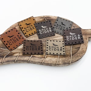 Aangepaste logopatches van kunstleer // Gegraveerde hoedenlabels voor haakwerk // Coffee Cosy-patch // Gepersonaliseerde beanie-patches