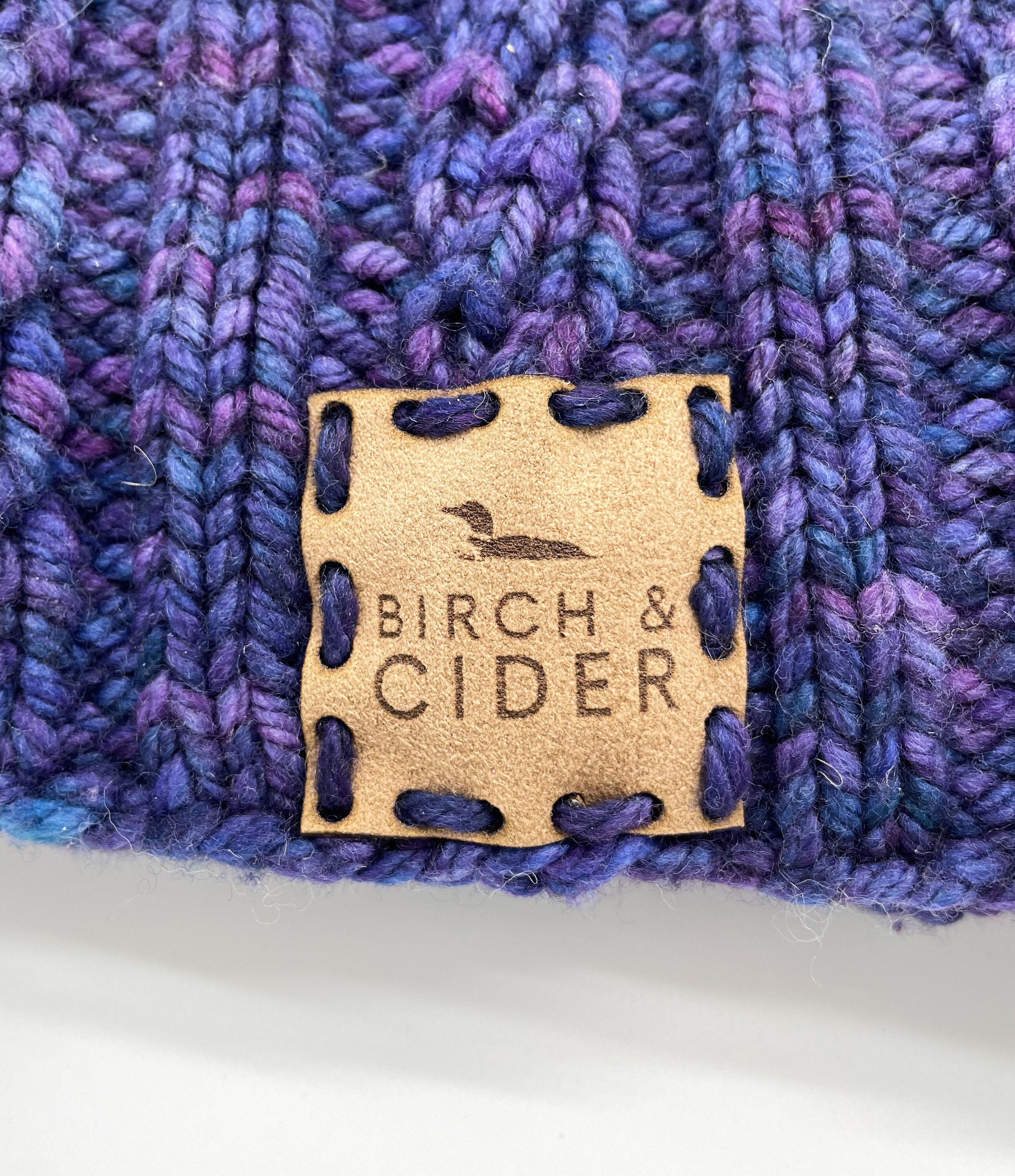 Ultrasuede Patch zum Aufnähen, mit eingraviertem Logo, gehäkeltes Label für die Strickmütze (4,5 cm x 4,5 cm).