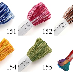 Puede incluir: Seis madejas de hilo de bordar numeradas 151, 152, 153, 154, 155 y 101. Cinco madejas presentan patrones de colores variados con blanco, mientras que la madeja 101 muestra un degradado multicolor. Cada etiqueta dice Miko Thread 100m.