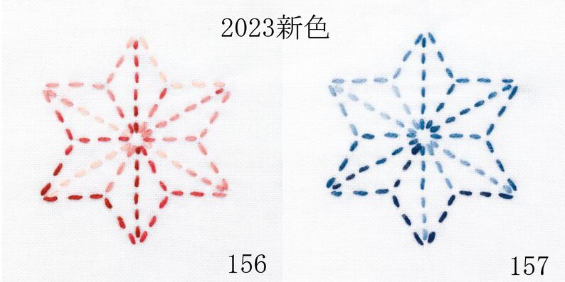 Puede incluir: Dos patrones de estrellas de seis puntas bordados sobre tela blanca. La estrella izquierda est&aacute; cosida en tonos rojos y rosas con el n&uacute;mero 156 debajo. La estrella derecha est&aacute; cosida en tonos azules con el n&uacute;mero 157 debajo. Texto 2023新色 arriba.