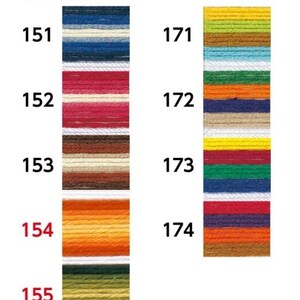 Puede incluir: Una carta de colores que muestra dos columnas de muestras de hilo numeradas. La columna de la izquierda, con texto en japon&eacute;s, muestra los n&uacute;meros del 151 al 155 con patrones de degradado. La columna de la derecha, con texto en japon&eacute;s, muestra los n&uacute;meros del 171 al 174 con patrones de rayas multicolores.