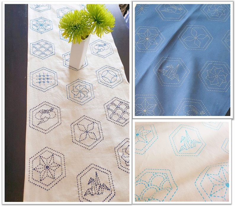 Pu&ograve; includere: Tre runner da tavolo con diversi motivi geometrici cuciti con filo blu e turchese. I motivi sono esagonali e includono un fiore, un'onda, una gru e una stella.