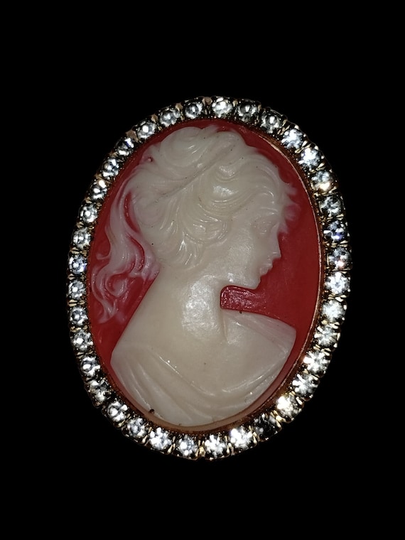 Exquisitely beautiful vintage Cameo with rhineston