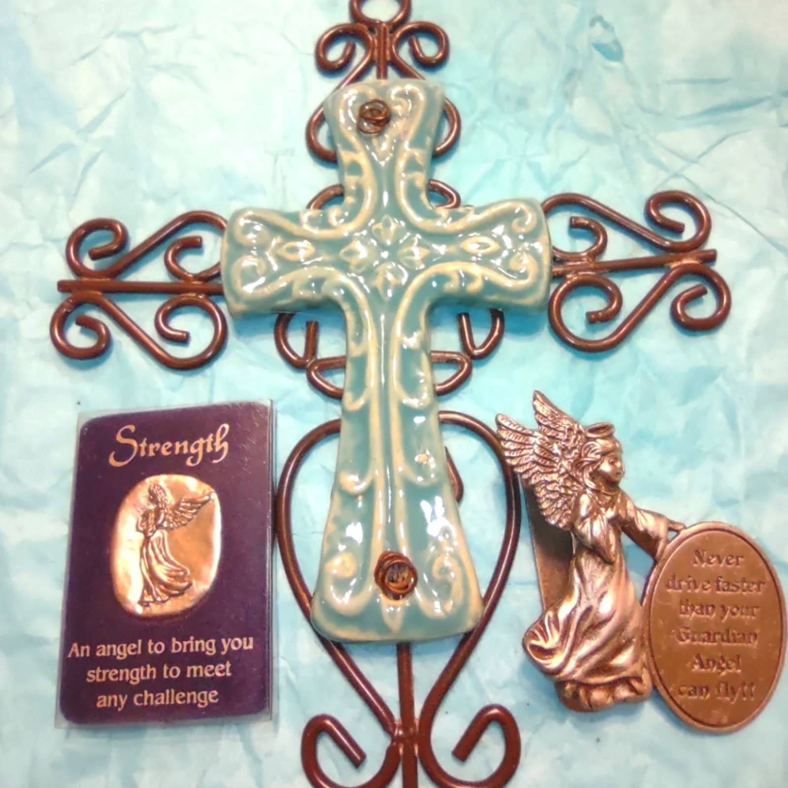 belle croix en céramique et fer fabriquée à la main ~ clip de visière d'ange pierre d'ange