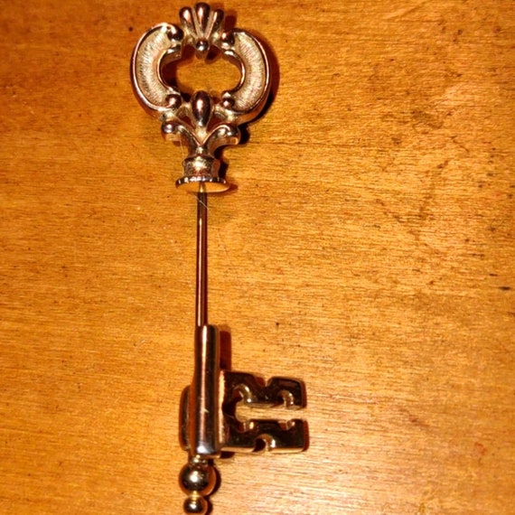 Avon Vintage Skeleton Key Stick pin