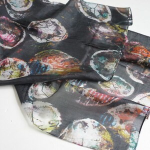 Bufanda con estampado abstracto negro de seda vintage / abrigo de chal para mujer