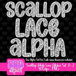 Op de afbeelding: Een digitale afbeelding met de tekst "SCALLOP LACE ALPHA" in een decoratief lettertype. De witte letters zijn gevuld met een bloemen kanten patroon en omlijnd met een diamantachtige rand. Een roze banner onderaan bevat tekst en een logo.