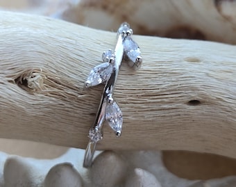 Anillo minimalista de plata de ley con circonita marquesa y diseño de enredadera, inspirado en la naturaleza.