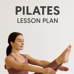 Könnte beinhalten: Eine Frau in einem rosafarbenen Tanktop und Leggings führt eine Pilates-Übung auf einer schwarzen Matte aus. Der Text "PILATES LESSON PLAN" wird über ihr angezeigt.