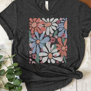 Vintage retro T-shirt met bloemenprint | Handgetekende verontruste jaren 70 T-shirt | Boho bloemenshirt lente en zomer