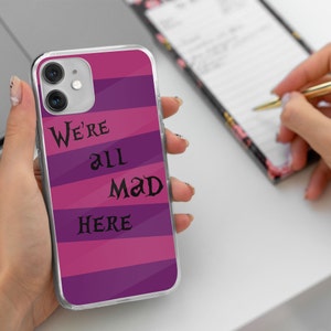 Estamos todos locos aquí Funda para iPhone Funda inspirada en el País de las Maravillas Funda para iPhone 14 Alice 14 Pro Funda para iPhone 13 Pro Funda para iPhone 12 Funda para iPhone 11 Funda con cita Conejo