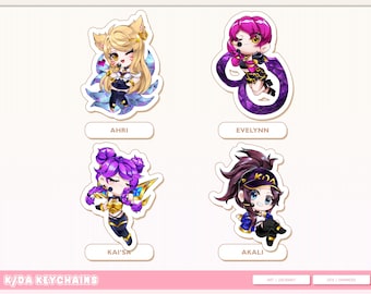 Könnte beinhalten: Vier Schlüsselanhänger im Chibi-Stil mit den Beschriftungen Ahri, Evelynn, Kai'Sa und Akali. Ahri hat blondes Haar und blaue Schweife, Evelynn hat pinkes Haar und violette Akzente, Kai'Sa hat violettes Haar und Akali trägt eine Kappe. Der Text lautet K/DA KEYCHAINS.