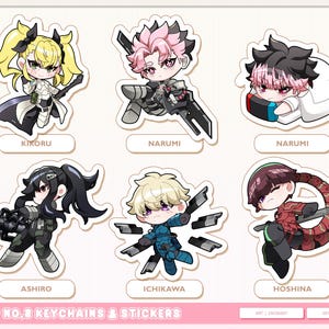 Könnte beinhalten: Eine Sammlung von sechs Schlüsselanhängern und Aufklebern mit Chibi-Charakteren. Jeder Charakter hat eine einzigartige Frisur und Kleidung, mit Namen wie Kikoru, Narumi, Ashiro, Ichikawa und Hoshina. Der Text "KAIJU NO.8 KEYCHAINS & STICKERS" befindet sich unten.