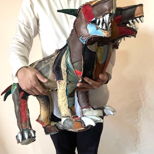 Unik gotisk konstdocka i läder "Kerberos" Hellhound-skulptur -