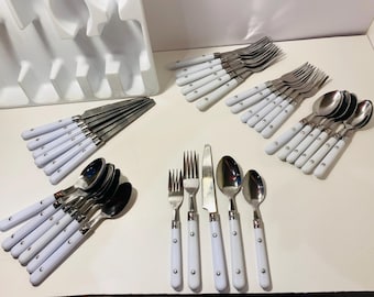 Juego de 35 piezas de cubiertos de acero inoxidable con mangos blancos de triple remache para un agarre seguro y duradero. Incluye bandeja Rubbermaid.