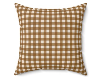 Könnte beinhalten: Ein braunes und weißes Gingham-Wurfkissen mit quadratischem Muster.