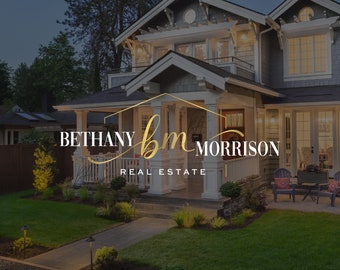 Könnte beinhalten: Ein Logo eines Immobilienmaklers mit dem Text "Bethany bm Morrison Real Estate" in goldener Schrift über einem Foto eines Hauses in der Abenddämmerung.