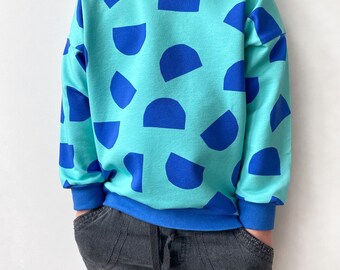 Fröhlicher Oversize-Pullover für Kinder, unisex, Design „Blue Shapes”, Bio