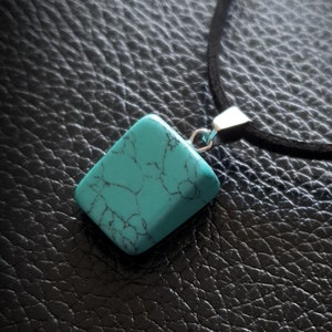 Blue rock necklace top