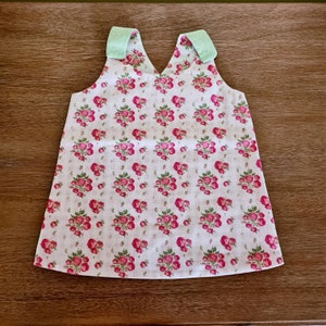 Babador de bebê reversível feito à mão Mobius Dribles dupla face Avental de bebê Sage Green Pink Roses Flores Padrão de damas com botões de pressão de algodão
