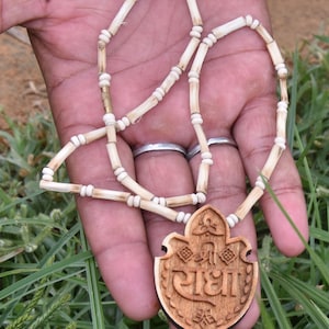 Vrindavan hermosa dama hecha a mano tulsi Kanthimala con Radhe Pandent, collar, nombre de Radha en colgante de loto sánscrito - collar Tulsi