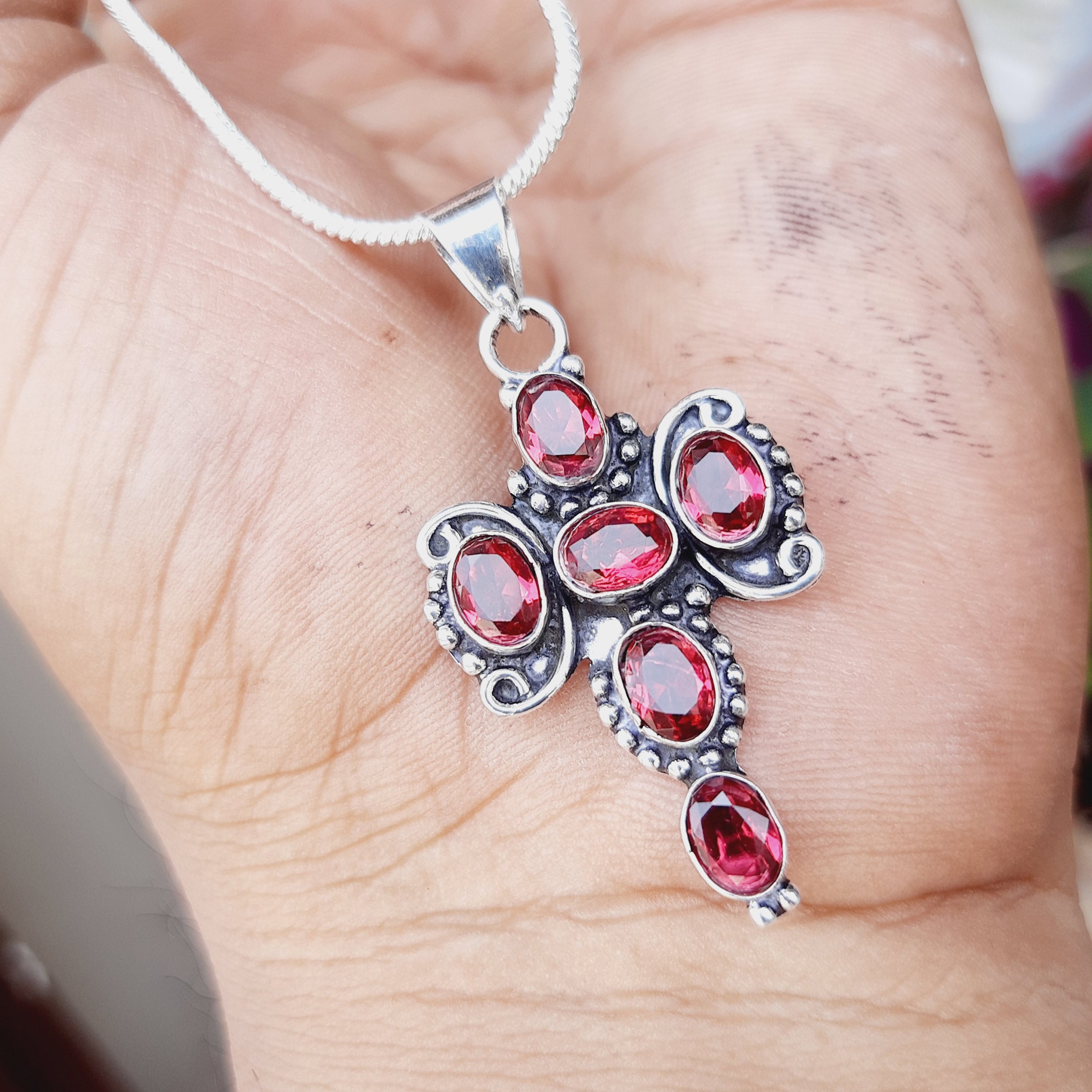 Ciondolo Croce In Argento 925 Con Granato Fatto A Mano – Gioiello Etnico Artigianale Dall'India, Regalo Unico