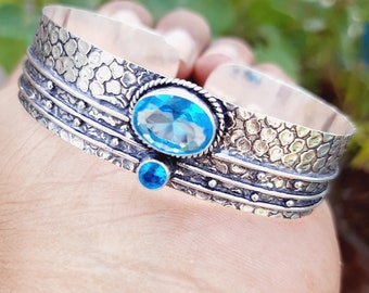 Brazalete suizo de topacio azul hecho a mano: Pulsera de plata de ley con la piedra de nacimiento de diciembre, ideal como regalo.