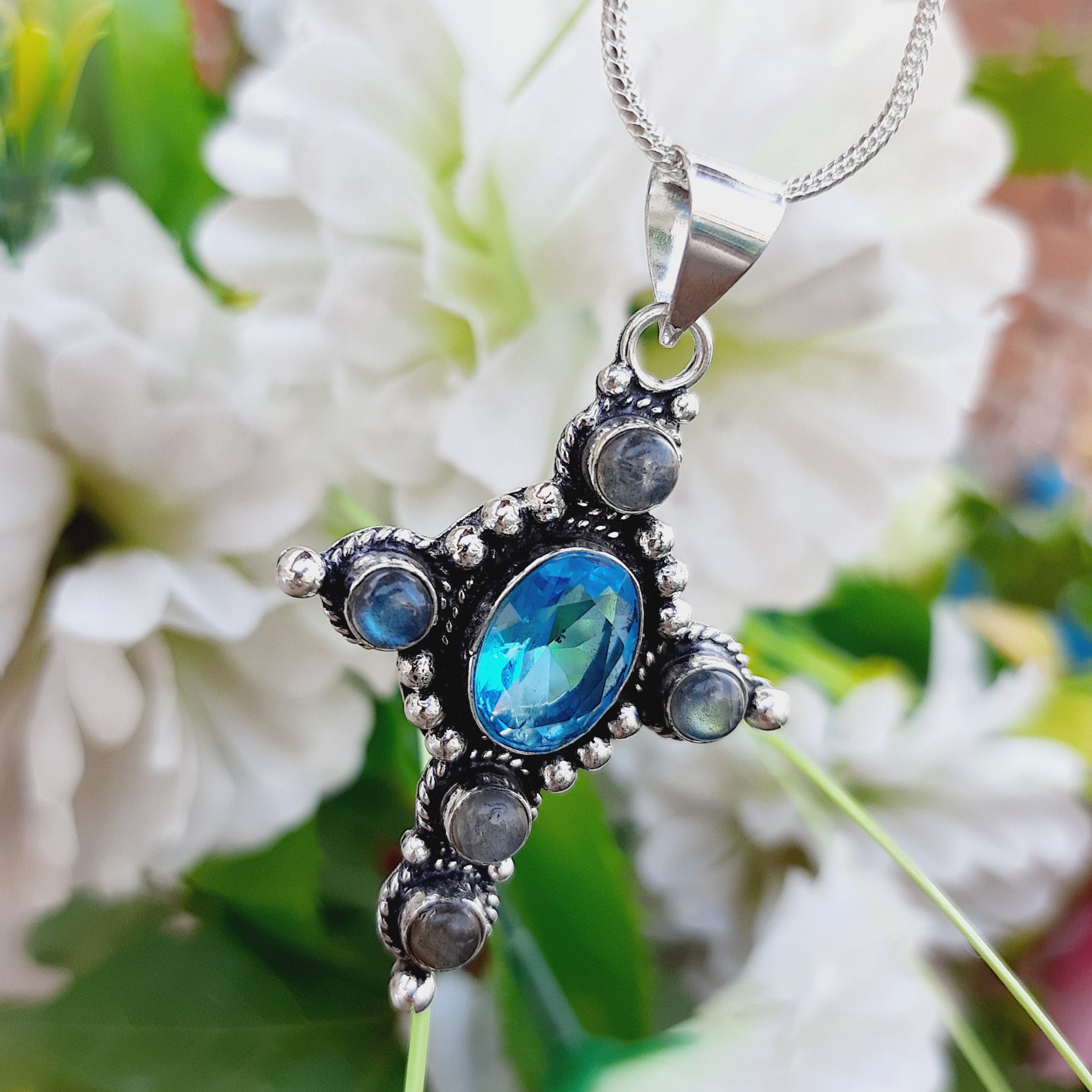 スイスブルートパーズクロスペンダント：ラブラドライトスターリング