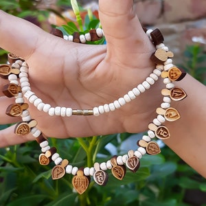 Krishna Tulsi Mala: handgesneden medaillon met blad, spirituele ketting