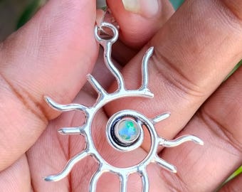 Ethiopische opaalzonhanger: handgemaakte sterlingzilveren bohoketting