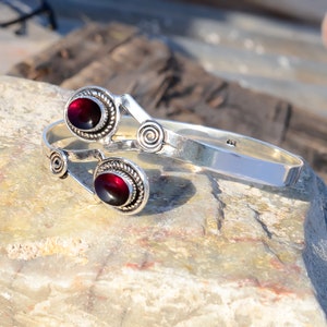 Armband i sterlingsilver med röd granat: Handgjort festivalarmband