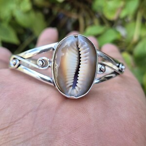 Ręcznie robiona bransoletka z muszli porcelanowej: regulowana bransoletka mankietowa ze srebra próby 925