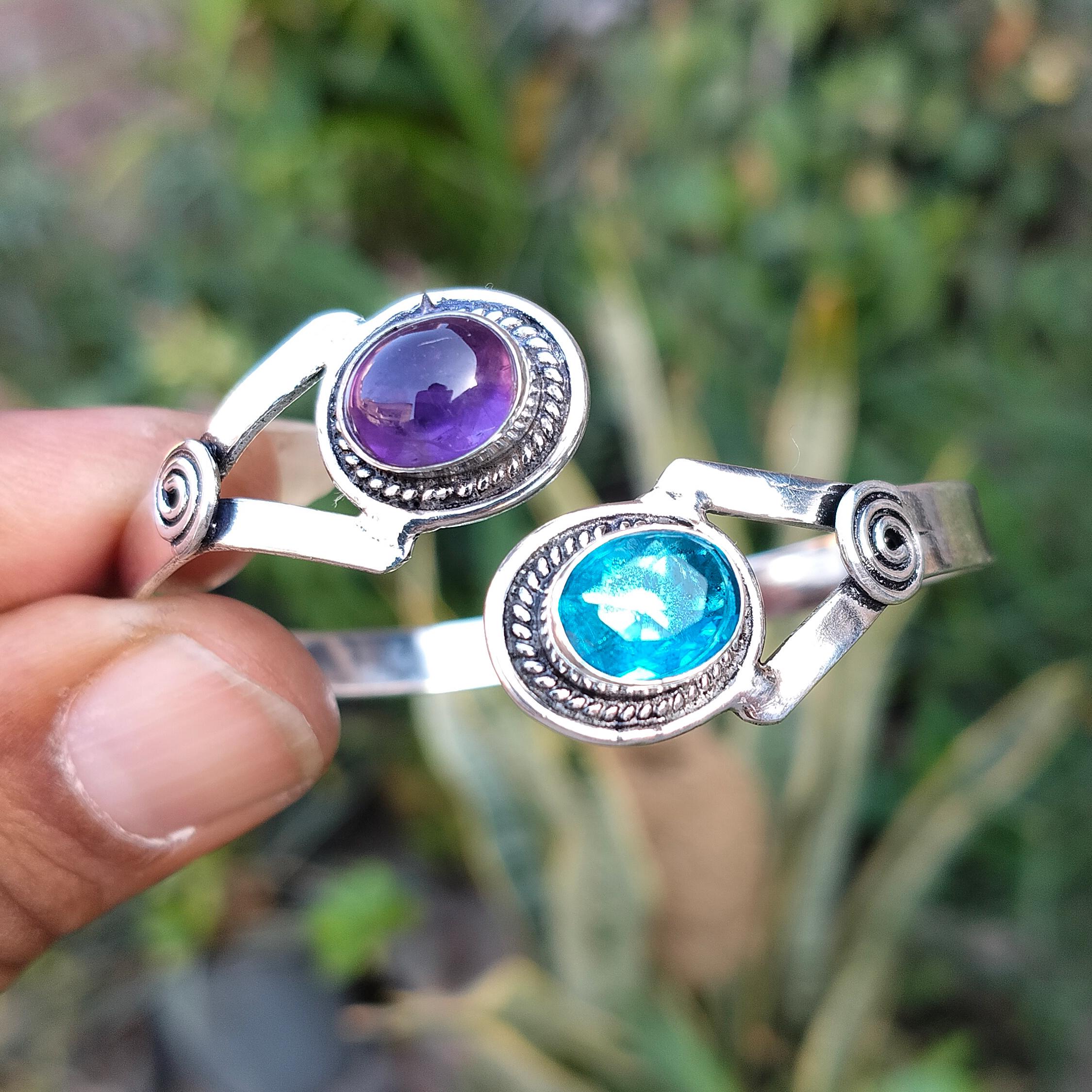 Bracciale rigido con ametista e topazio blu, realizzato a mano Bracciale rigido con ametista e topazio blu, realizzato a mano