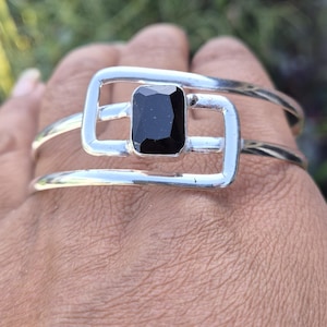 Handgefertigter Armreif aus schwarzem Onyx: Verstellbarer Onyx-Schmuck aus 925er Sterlingsilber