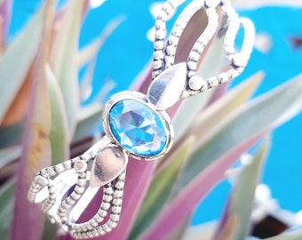 Brazalete tipo brazalete de topacio azul de Londres hecho a mano: regalo de plata de ley con la piedra de nacimiento de diciembre.